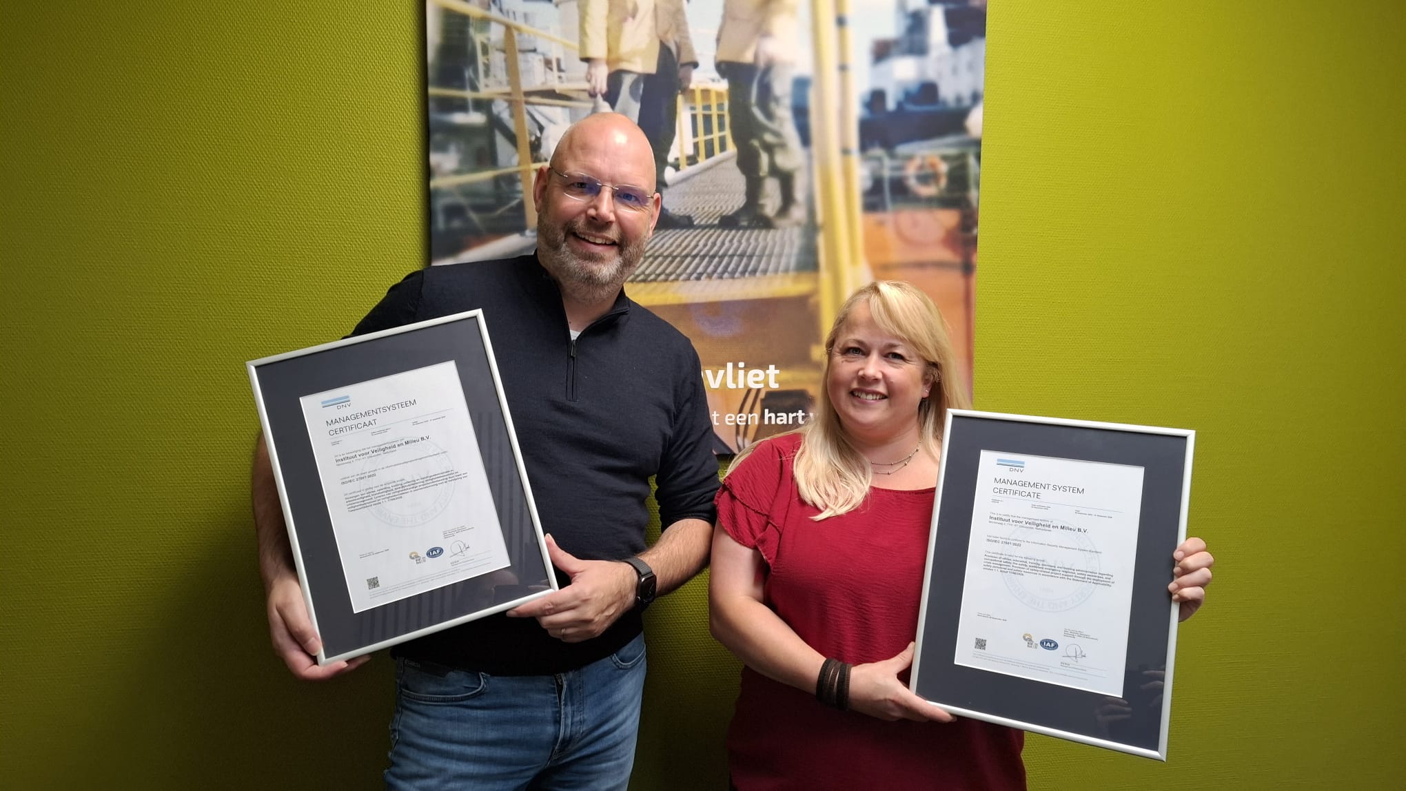 KAM manager Jaqueline Heijnen en Manager Proces & ICT Ernst Hengstman - Cort&eacute; met de nieuwe certificaten