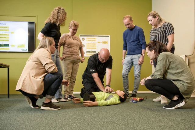Groep mensen oefenen BHV