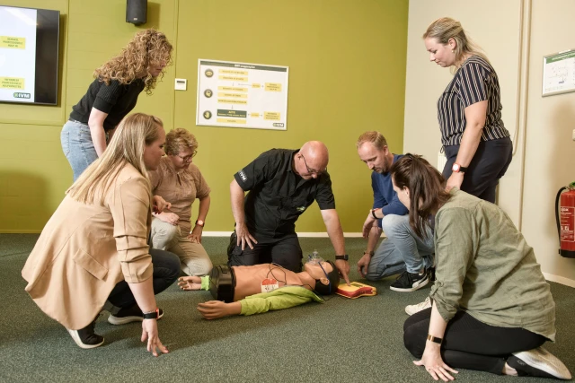 Groep mensen oefenen BHV - wijzen