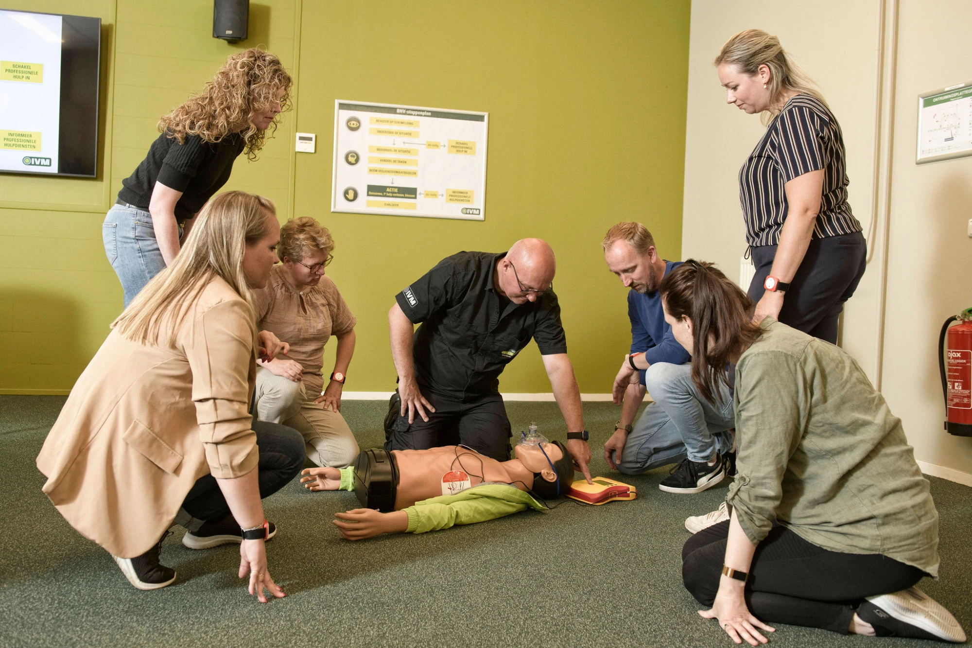 Groep mensen oefenen BHV - wijzen